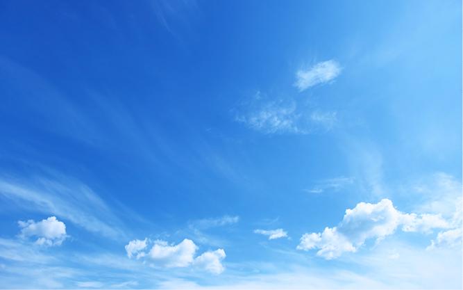 blå himmel med skyer